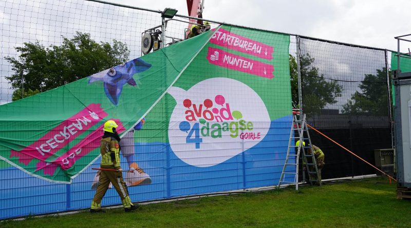 Stellage dreigt weg te waaien